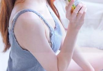 从Sally Dorasnow的图库中找到的御姐气场，连我都得小心应对拍照角度。